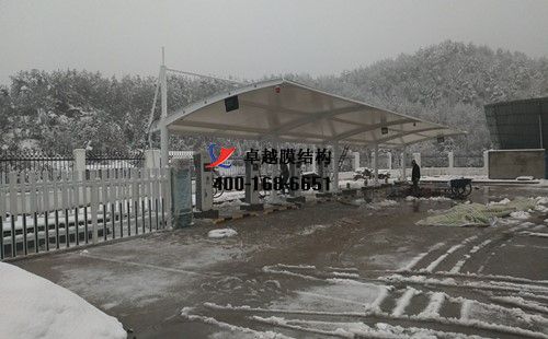 信陽(yáng)羅山服務(wù)區(qū)<font color='red'>膜結(jié)構(gòu)車棚</font>/頂棚工程動(dòng)態(tài)